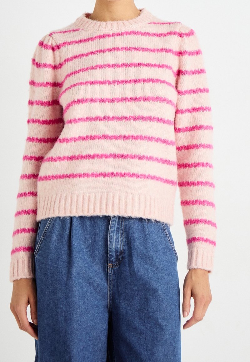 Roze en wit gestreepte trui met een ronde hals, gemaakt van zachte, gestructureerde stof; heeft een geribbelde zoom en roze strepen van verschillende diktes.
