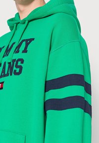 Tommy Jeans Jersey con capucha - green