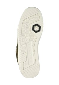 Schuhsohle aus weißem Gummi mit sechseckigen Mustern und einem schwarzen sechseckigen Detail. Enthält strukturierte Rillen für besseren Halt und Branding.