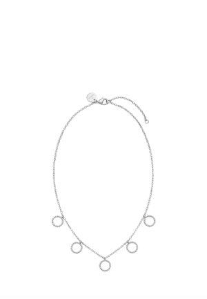 Silberne Halskette mit fünf kleinen, verdrehten Ring-Anhängern, gleichmäßig entlang der Kette verteilt, und einem Karabinerverschluss.