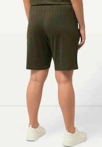 Ulla Popken BERMUDA  - Shorts - forest green