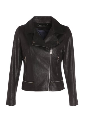 Schwarzner Kunstleder-Motorradjacke mit Reverskragen, mit Reißverschlüssen versehenen Taschen und strukturierten Akzenten am unteren Saum.
