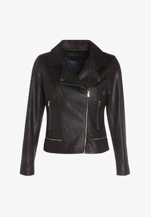 Giacca da motociclista nera in pelle sintetica con colletto a punta, tasche con cerniera e dettagli testurizzati sull'orlo inferiore.