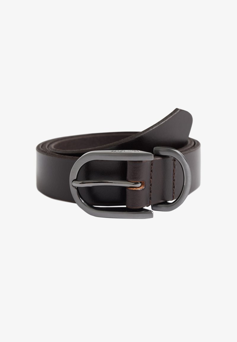 Barna bőr öv sima textúrával, fém ezüst csattal és egyetlen hurkkal a biztonságos rögzítés érdekében.