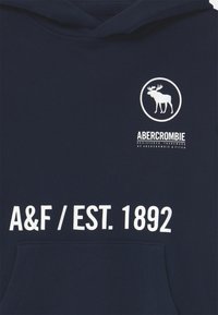 Sudadera con capucha en azul marino, hecha de una mezcla de algodón, con un bolsillo tipo canguro. Presenta un logo de alce blanco y el texto "ABERCROMBIE", así como la impresión "A&F / EST. 1892".