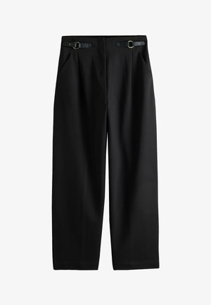 Schwarze Hose mit weitem Bein, Seitentaschen und zwei verstellbaren schwarzen Ledergürtelriemen mit goldenen Schnallen in der Taille.