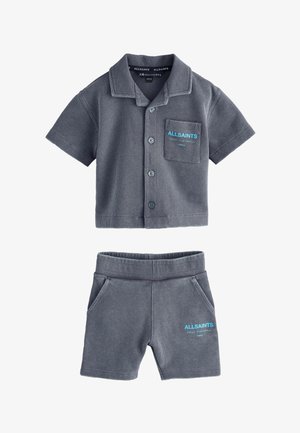 Graues, strukturiertes Kurzarmhemd mit Knöpfen und passende Shorts mit blauem ALLSAINTS-Logo auf der Tasche und am linken Bein.