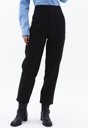Zwarte broeken met een hoge taille, voorzien van plooien, een rechte pijpdesign en een gladde textuur, gecombineerd met zwarte enkelboots.