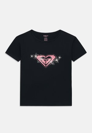 Μαύρο κοντομάνικο t-shirt με ροζ καρδιά και λουλουδάτο σχέδιο στο κέντρο του στήθους.