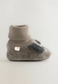 Grau und beige gestrickte Hausschuhe mit umgeschlagenem Bündchen, strukturiertem Körper, dekorativen Ohrenakzenten und einem kleinen Sternlogo an der Seite.