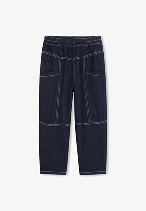 Un pantalon en denim bleu foncé avec une ceinture élastique, deux poches avant et des surpiqûres blanches contrastantes. La coupe est droite avec une tenue décontractée.