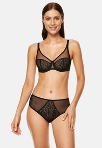 Czarna koronkowa biustonosz i pasujące majtki typu high-waisted z przezroczystymi panelami z siateczki. Kwiatowy wzór na biustonoszu i z przodu majtek. Regulowane ramiączka.