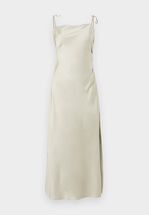 Vestido de satén en beige claro, con tirantes ajustables, escote recto y una abertura lateral para mayor comodidad y movimiento.