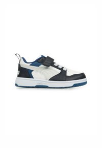 Sneakers noirs, blancs et marine avec une tige en cuir lisse, une sangle en velcro, une semelle en caoutchouc et une finition texturée. Logo PUMA sur le côté.