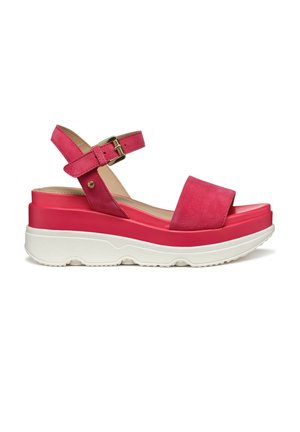 Sandalo con zeppa in suede rosa, dotato di cinturino alla caviglia, con punta quadrata e suola piatta bianca con superficie testurizzata.