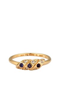 Guldring med ett strukturerat band som pryds av tre blå ädelstenar och två klara stenar, gravyr med texten "ALLT VI HAR ÄR NU."