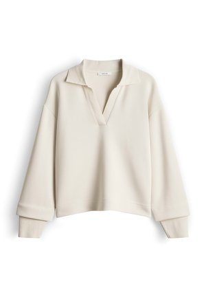 Langärmeliger off-white Pullover mit gerippten Bündchen, weitem Kragen und tiefem V-Ausschnitt, flach auf weißem Hintergrund gelegt.