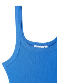 Top in cotone blu a costine, con spalline larghe e scollatura rotonda. Il tessuto appare strutturato, con un sottile motivo a strisce orizzontali.