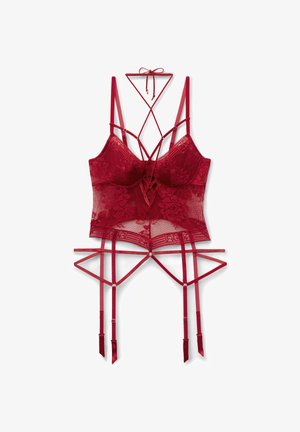 Ensemble de lingerie en dentelle rouge avec bonnets à armatures, bretelles croisées et détails de porte-jarretelles. Présente des motifs floraux et des accents en satin.