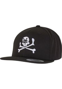 Musta snapback-hattu litteällä lierillä, jossa edessä on valkoiset pääkallo ja ristiluut -grafiikat brodeerattuna. Näkyvissä on kuviollinen kangas.