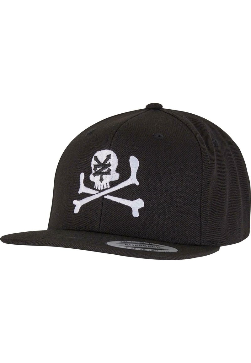 Musta snapback-hattu litteällä lierillä, jossa edessä on valkoiset pääkallo ja ristiluut -grafiikat brodeerattuna. Näkyvissä on kuviollinen kangas.