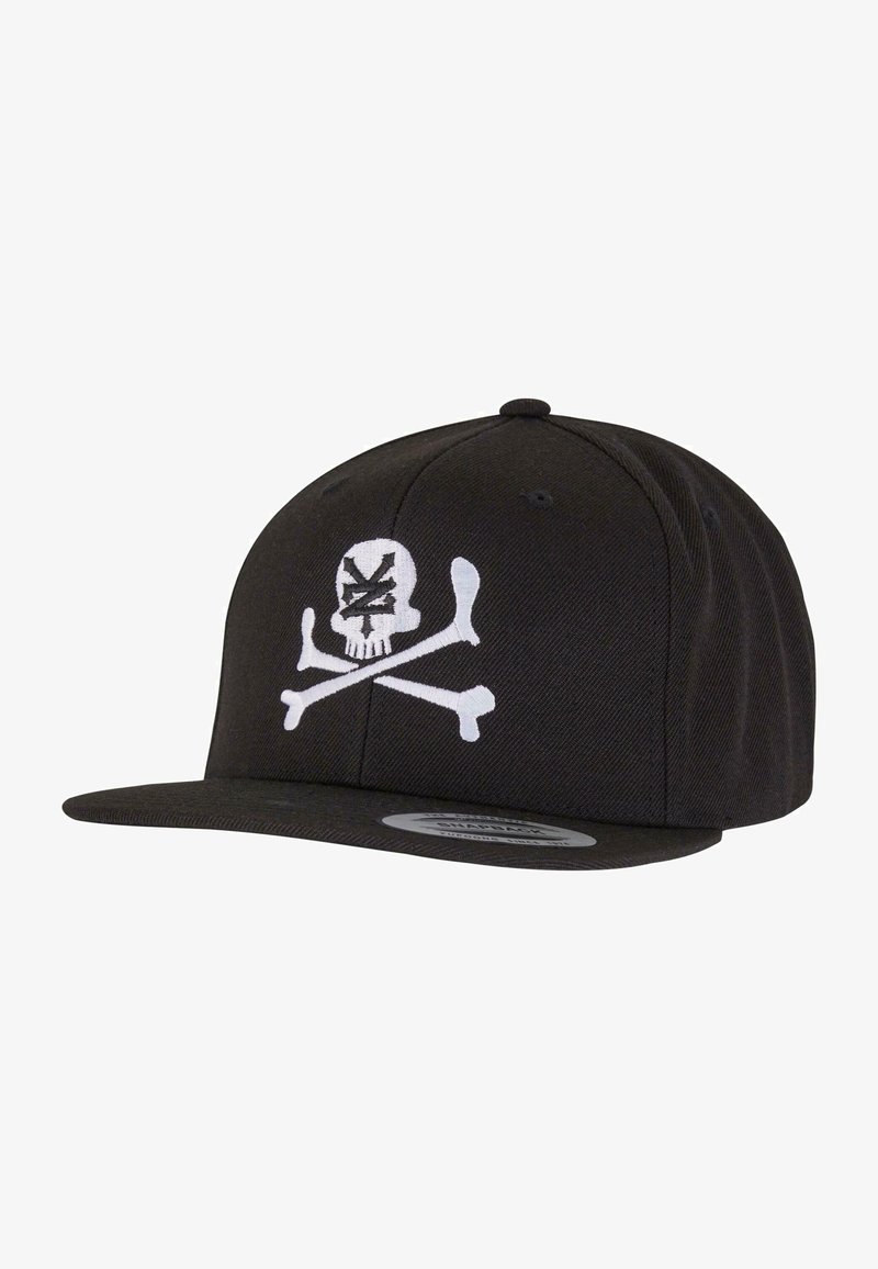 Musta snapback müts, millel on lame visiit, ees on valgetest pead-skelettidest ja luudest välja tikand. Näha on tekstuurse kanga detail.