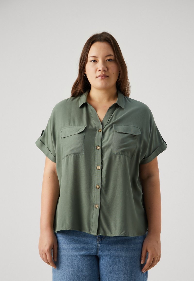 Vero Moda Curve - VMCBUMPY SHIRT - Pogājama blūze - laurel wreath, Palielināt