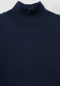 Maglione a collo alto ribbed blu navy, con un motivo di lavorazione a maglia testurizzata e un leggero spacco sullo scollo.