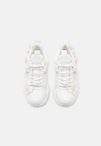 Witte sneakers met een gladde leren afwerking, voorzien van textuuraccenten en bloemachtige vlinder versieringen aan de zijkanten.