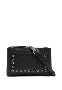 Czarna skórzana kopertówka o teksturowanym wykończeniu, z dodatkami w postaci srebrnych oczek oraz regulowanym paskiem. Zamek błyskawiczny u góry.