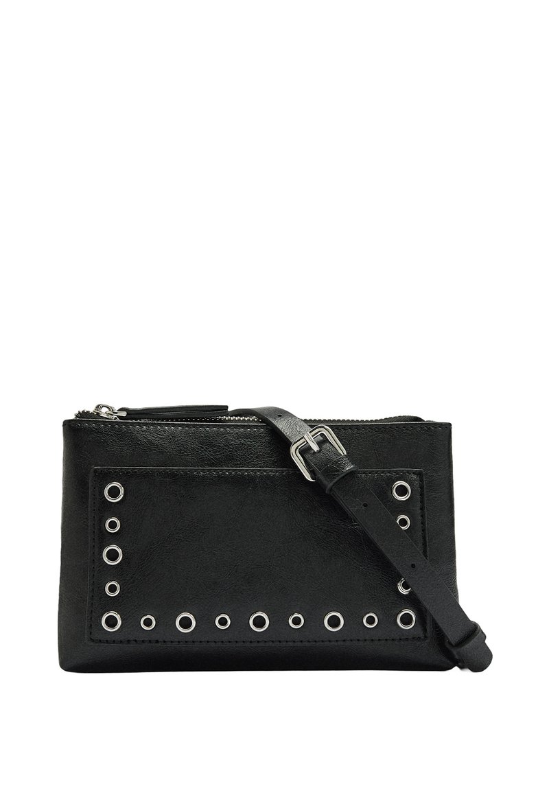 Czarna skórzana kopertówka o teksturowanym wykończeniu, z dodatkami w postaci srebrnych oczek oraz regulowanym paskiem. Zamek błyskawiczny u góry.