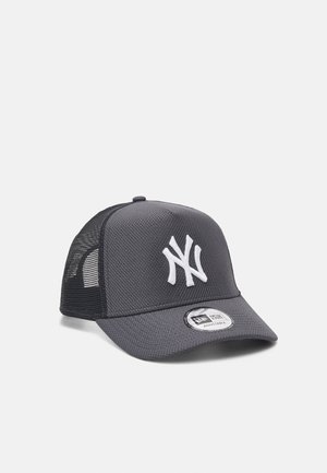 Donkergrijze baseballpet met mesh achterkant, wit New York Yankees-logo en verstelbare band zichtbaar door het mesh paneel.
