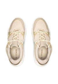 Zapatillas beige con tejido texturizado, detalles en cuero liso y diseño con cordones. Cuentan con una suela acolchada y puntera redonda. Talla 37.