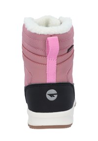 Roze sneeuwlaars met een zachte witte fleece voering, een roze trekband en een zwarte rubberen hielkap met een zilveren logo. Gestructureerd bovenmateriaal.
