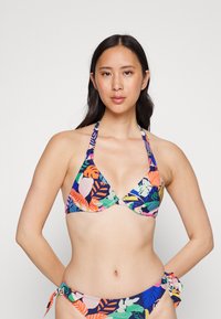 Conjunto de biquíni colorido com um top halter triangular com um padrão floral em verde, laranja e rosa, combinado com uma parte de baixo correspondente.