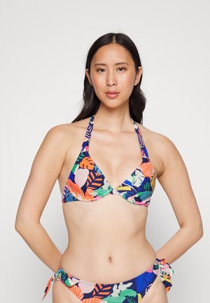 Conjunto de biquíni colorido com um top halter triangular com um padrão floral em verde, laranja e rosa, combinado com uma parte de baixo correspondente.
