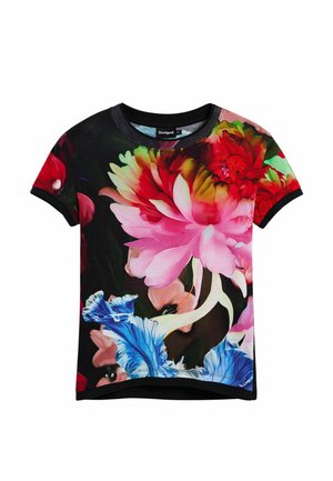 Zwart t-shirt met korte mouwen en een levendige bloemenprint in roze, rood en blauw, met een ronde hals en contrasterende zoom.