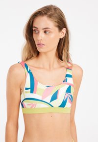 Višebojni bikini top sa cvjetnim uzorkom i ružičastim, plavim i zelenim listovima. Izrađen od glatkog materijala s širokim naramenicama.