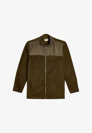 Fleecejakke i mørk olivengrøn med et lysere olivengrønt panel på skuldrene. Har en stående krave og lynlås lukning.