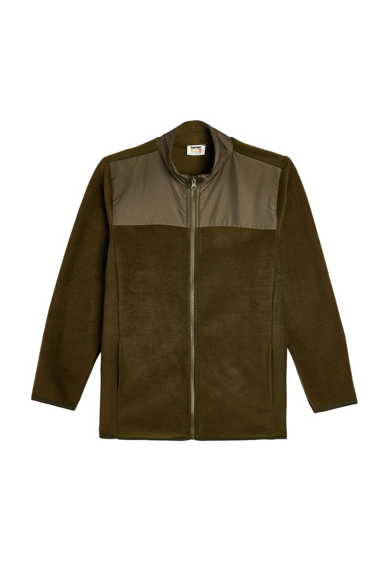 Polarowa kurtka w ciemnooliwkowym kolorze z jaśniejszym oliwkowym panelem na ramionach. Posiada stójkę i zamek błyskawiczny.