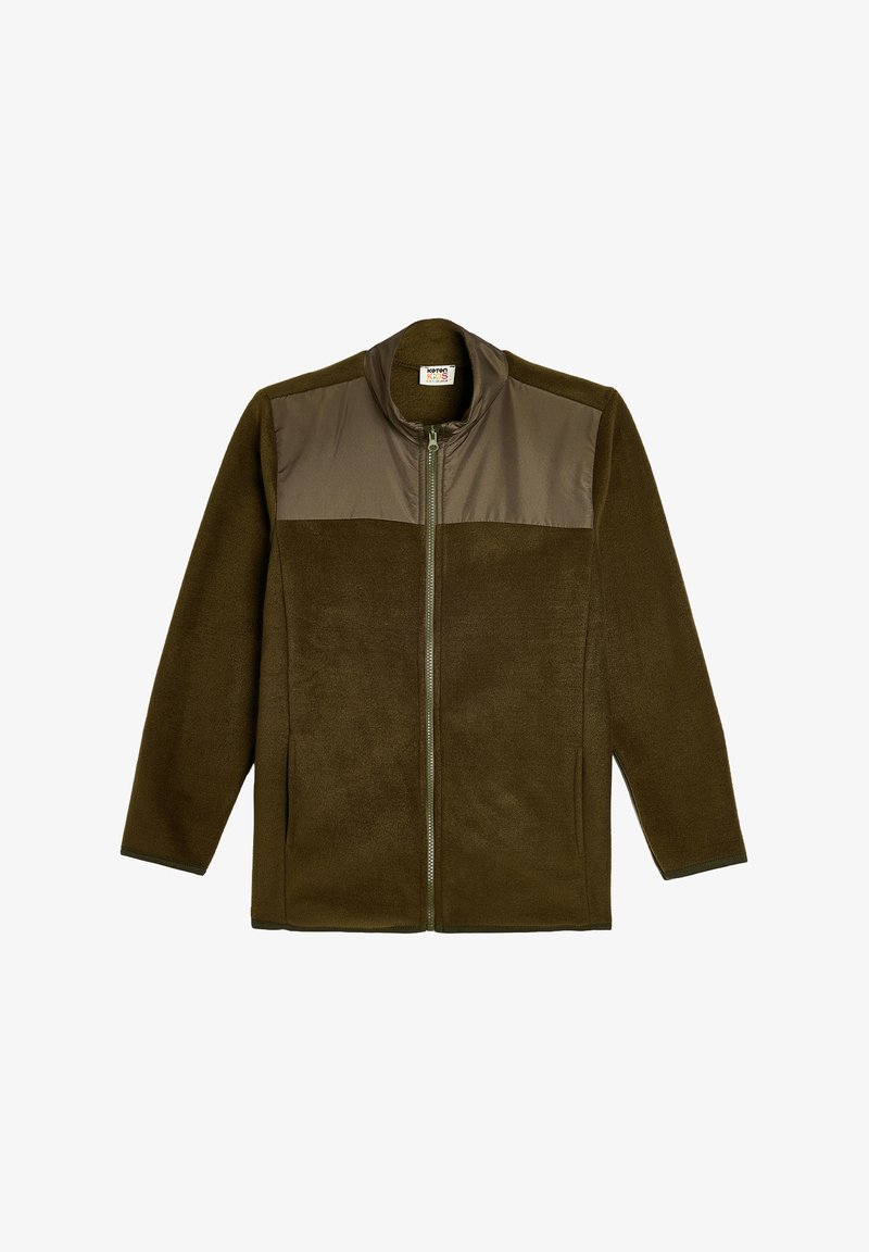 Polarowa kurtka w ciemnooliwkowym kolorze z jaśniejszym oliwkowym panelem na ramionach. Posiada stójkę i zamek błyskawiczny.