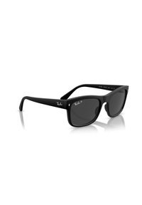 Occhiali da sole Ray-Ban neri con montatura quadrata, lenti scure e finitura opaca elegante. Presentano un logo discreto sulle tempie.