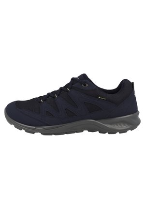 Chaussure de randonnée en mesh bleu marine avec un design texturé, des œillets renforcés et une semelle extérieure en caoutchouc gris pour une meilleure traction. Construction légère et respirante.