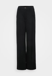 Zwarte wijde broek van gladde stof, met een knoopsluiting aan de voorkant, riemlussen en zijzakken voor functionaliteit.