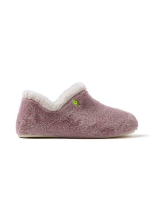 Pantufla morada de felpa con un suave forro de piel blanca, cuello en forma de V y un pequeño adorno verde. Suela plana, diseño sencillo.