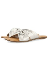 Chanclas de slide sintéticas plateadas con un diseño anudado; suela plana, punta abierta y textura suave. Plantillas marrones y estilo minimalista.