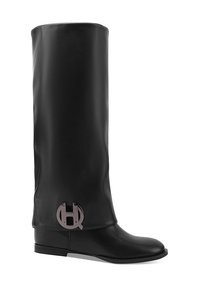 Bota de cuero negro hasta la rodilla con una textura suave, punta redonda, suela plana y un acento de logo plateado en el tobillo.