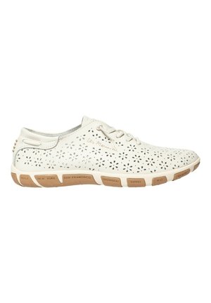 Chaussure décontractée en cuir blanc perforé avec découpes florales, design à lacets et semelle beige ornée de noms de villes en relief sur les côtés.