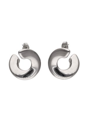 Pereche de cercei eleganți argintii în formă de semilună, cu sistem de prindere cu postă, pe fundal alb.