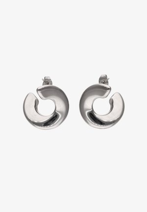 Set gepolijste zilveren oorringen in halve maanschijfvorm met achterste stekers op een witte achtergrond.